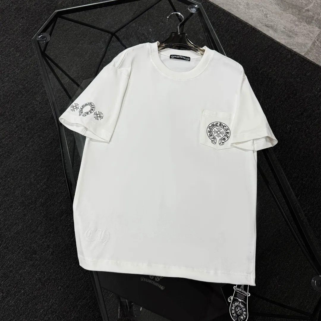 P180 Chrome Hearts Chrome Hearts 25 high version. The fabric is made of 300 grams of high-density cotton. It does not deform or shrink. It has three labels. It is the same style for men and women. Technology: Digital printing. Color: White. Black. SIZE: S-XL.
